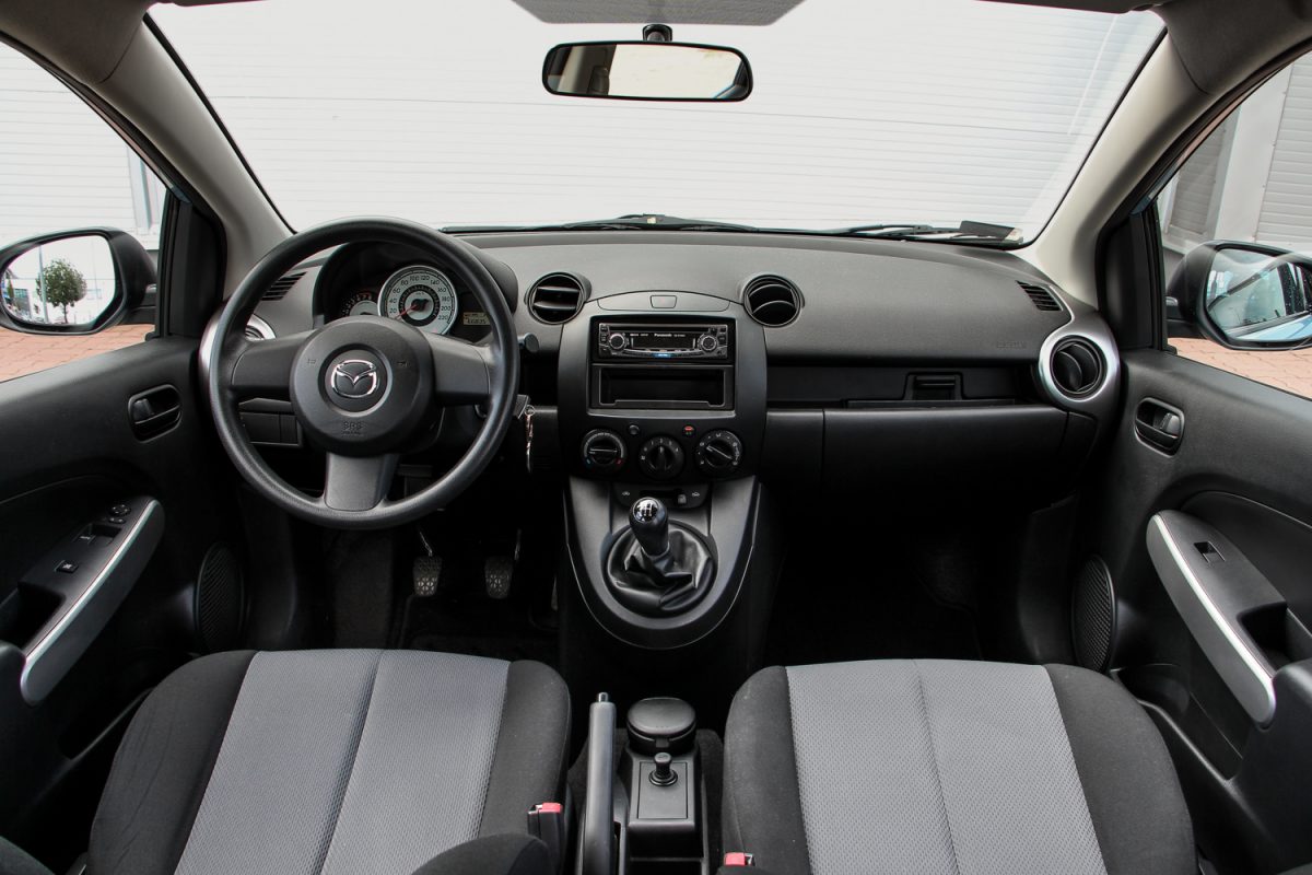 MAZDA 2