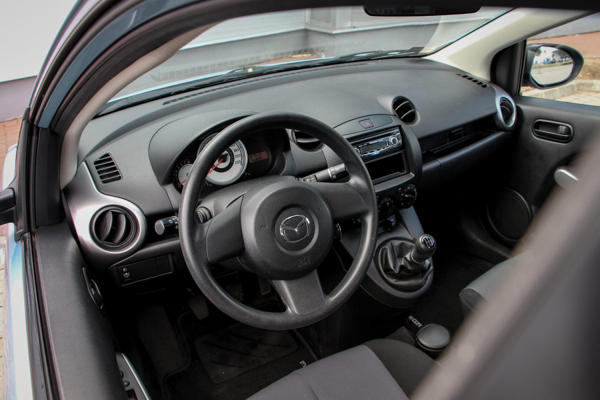 MAZDA 2