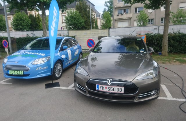 Tesla tulajdonos is lehet paraszt, de persze jó arc is