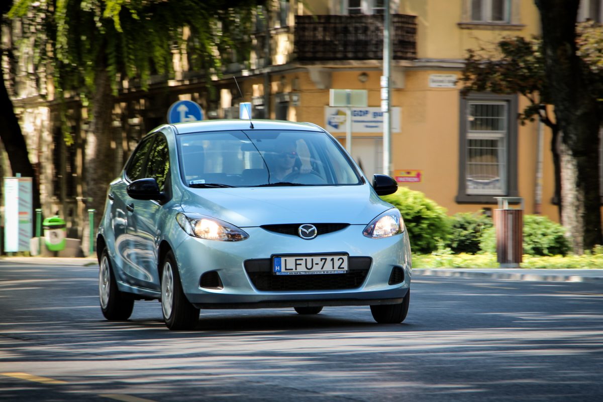 MAZDA 2