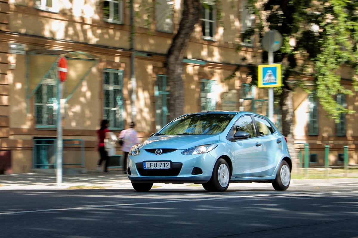 MAZDA 2