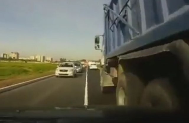 Orosz megoldás egy teherautó kikerülésére