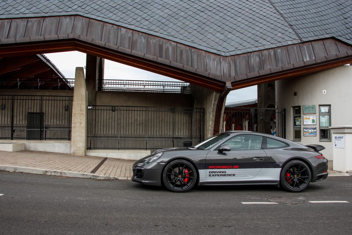PORSCHE 911