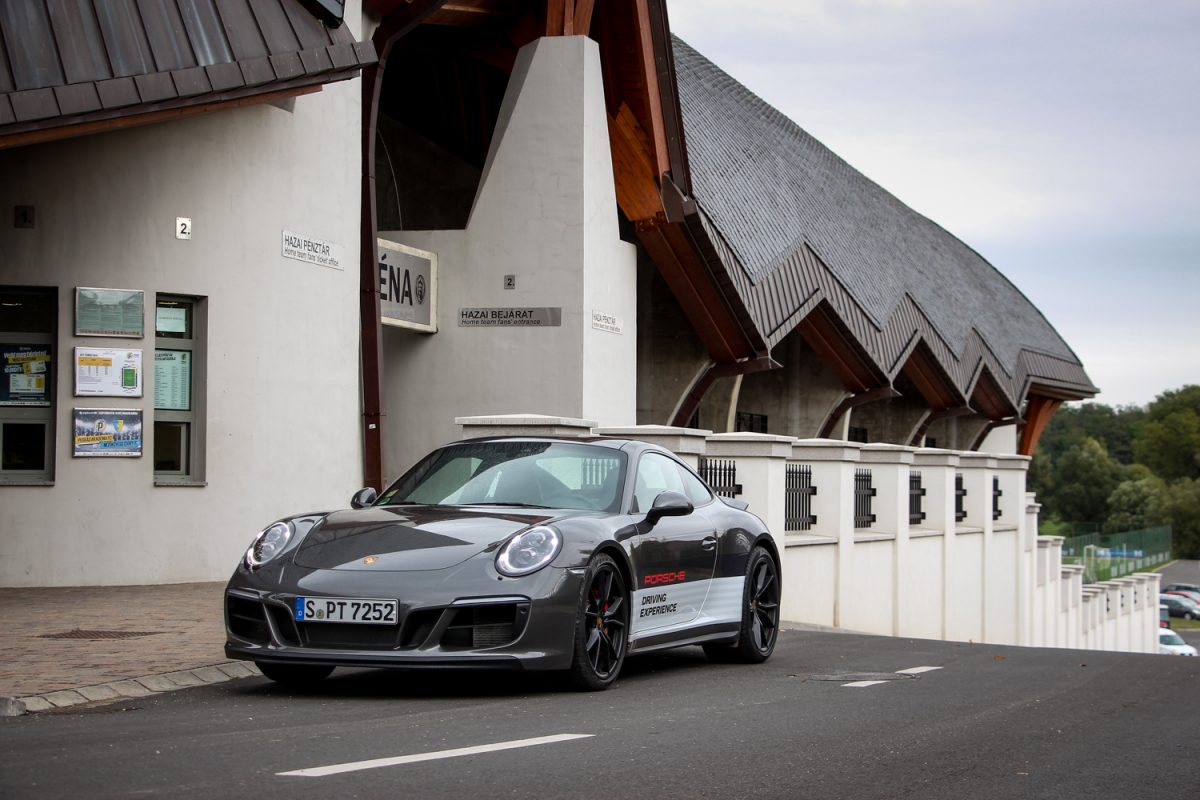 PORSCHE 911