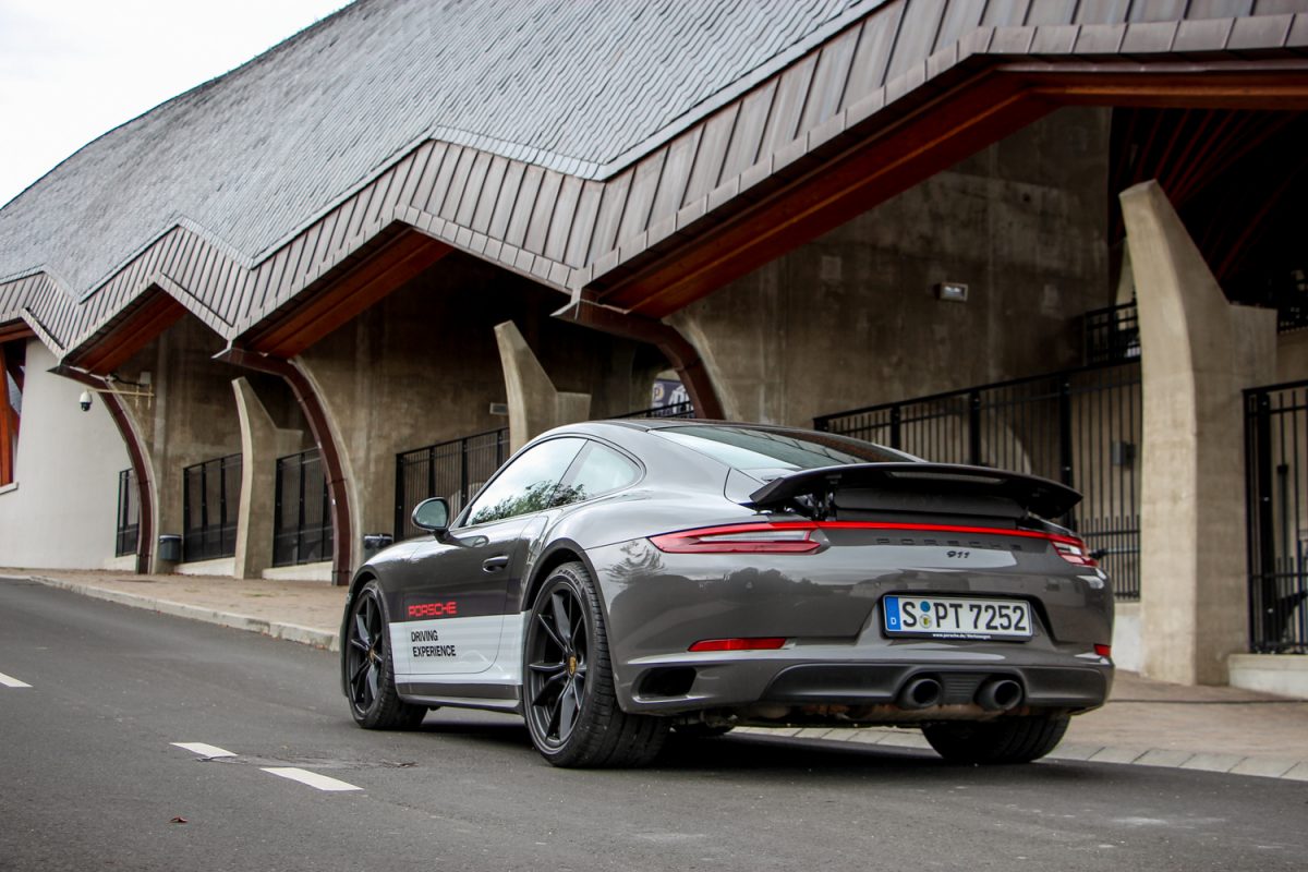 PORSCHE 911