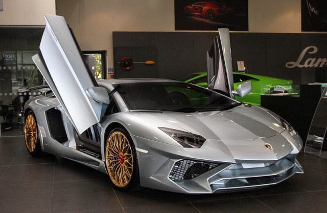 Porsche színű a legutolsó Aventador SV
