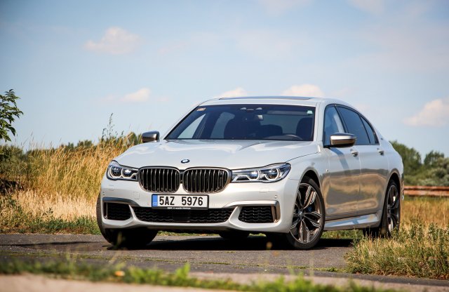 Izzadságszagú sportzakó - BMW M760Li