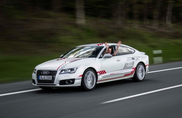 Kezeket fel! Az Audi már helyettünk vezethet