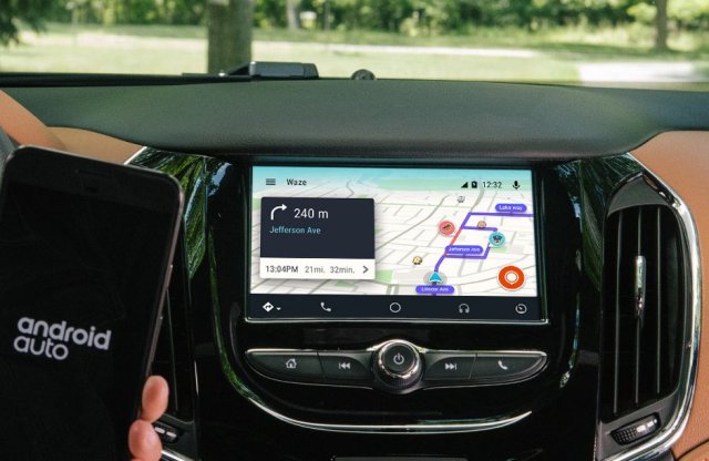 Az autó kijelzőjén is futhat a Waze