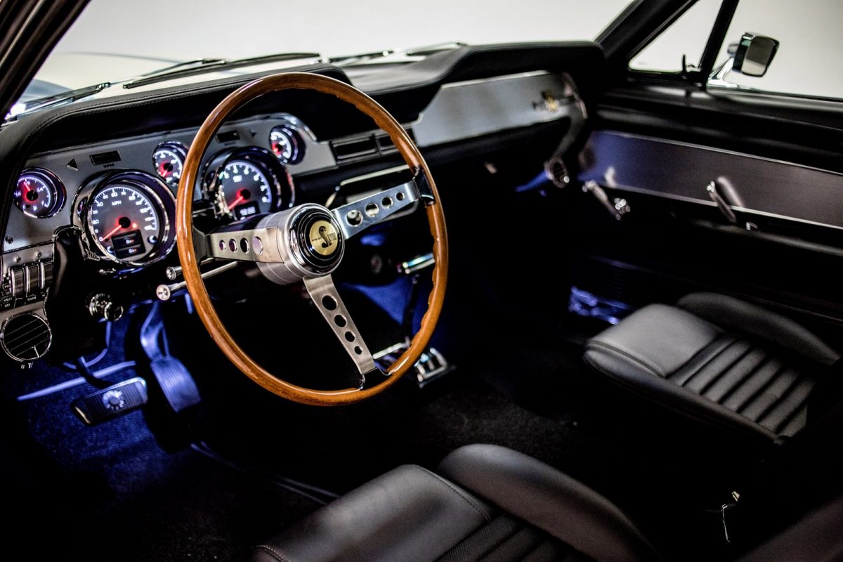 FORD MUSTANG