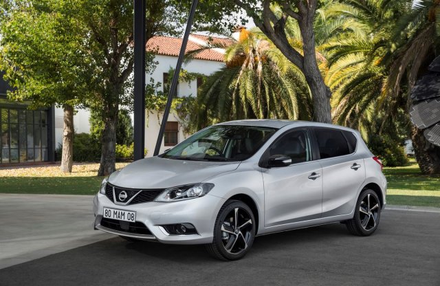 Besötétül a Nissan Pulsar is