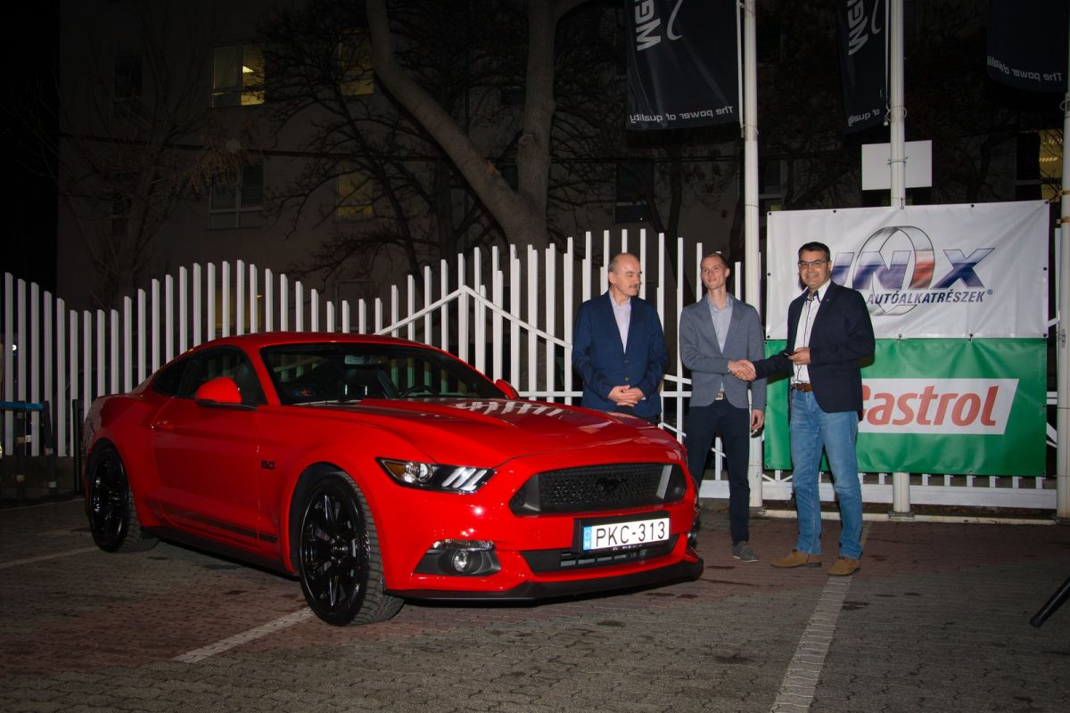 FORD MUSTANG