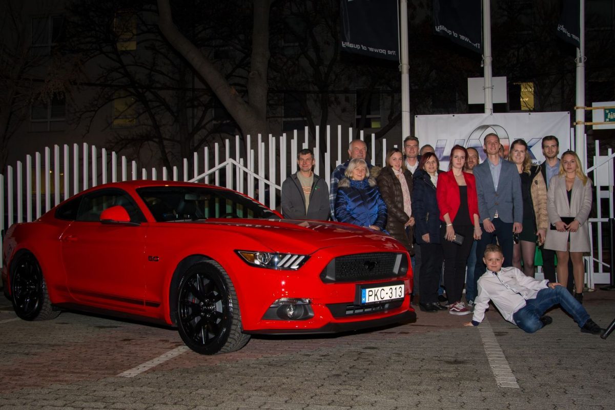 FORD MUSTANG