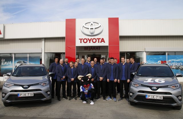 Toyota RAV4 Hybridekbe ültek a MOL-Pick Szeged kéziladásai