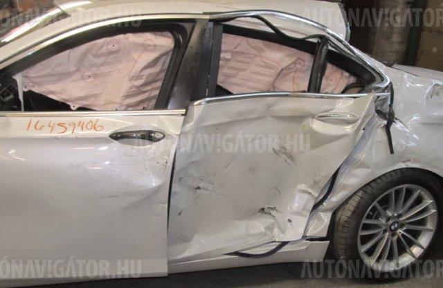 Így épül újjá romjaiból a 7-es BMW