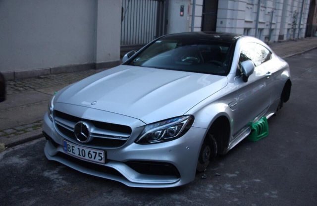Műanyag rekesz nem bír el egy Mercedest