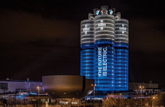 Elemeknek álcázták a BMW székházát