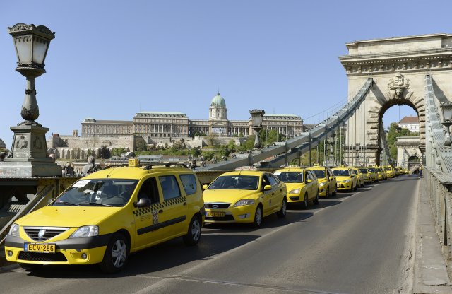 Januártól csak 10 évesnél fiatalabb autóval lehet taxizni
