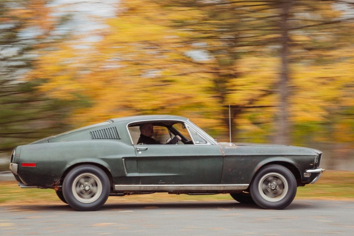 FORD MUSTANG