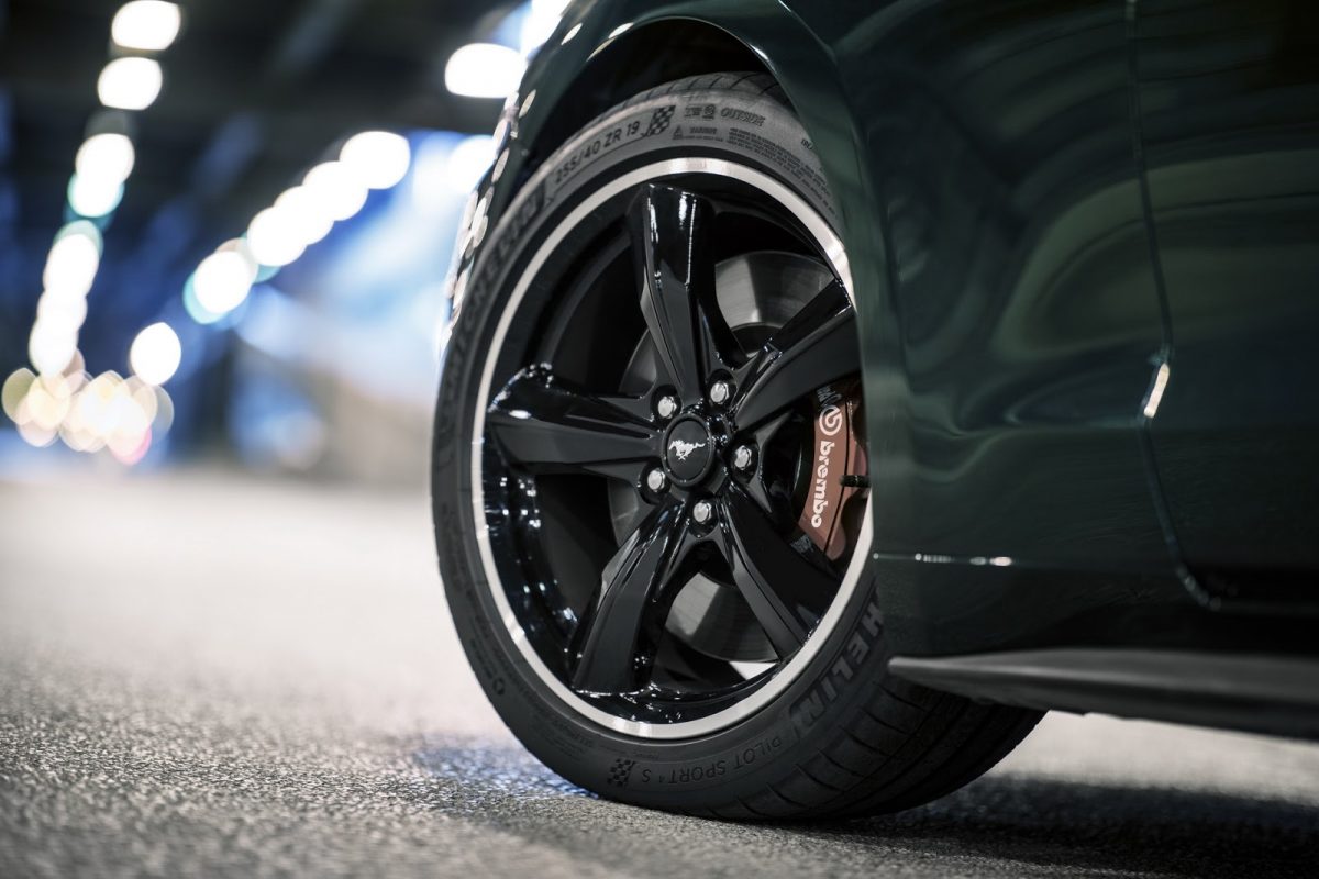 FORD MUSTANG