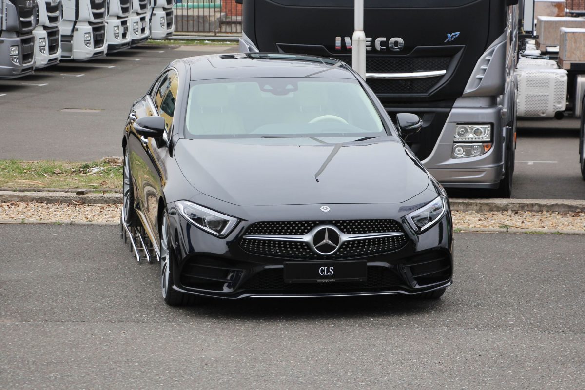 MERCEDES-BENZ