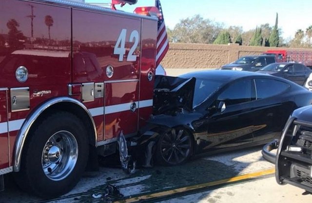 Ismét nagyot balesetezett egy Tesla