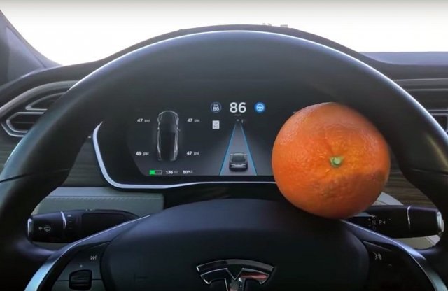 Naranccsal hekkelhető a Tesla robotpilótája