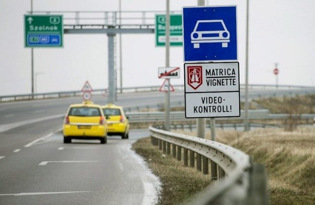 Holnap éjfélkor lejárnak az éves és megyei matricák