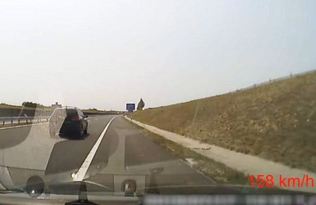 Videó: 160-nal rongyolt bele a szalagkorlátba