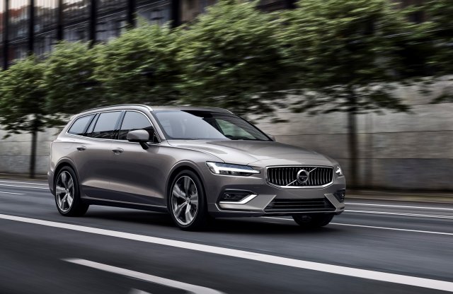 Itt az új Volvo V60, kétféle hibrid hajtással