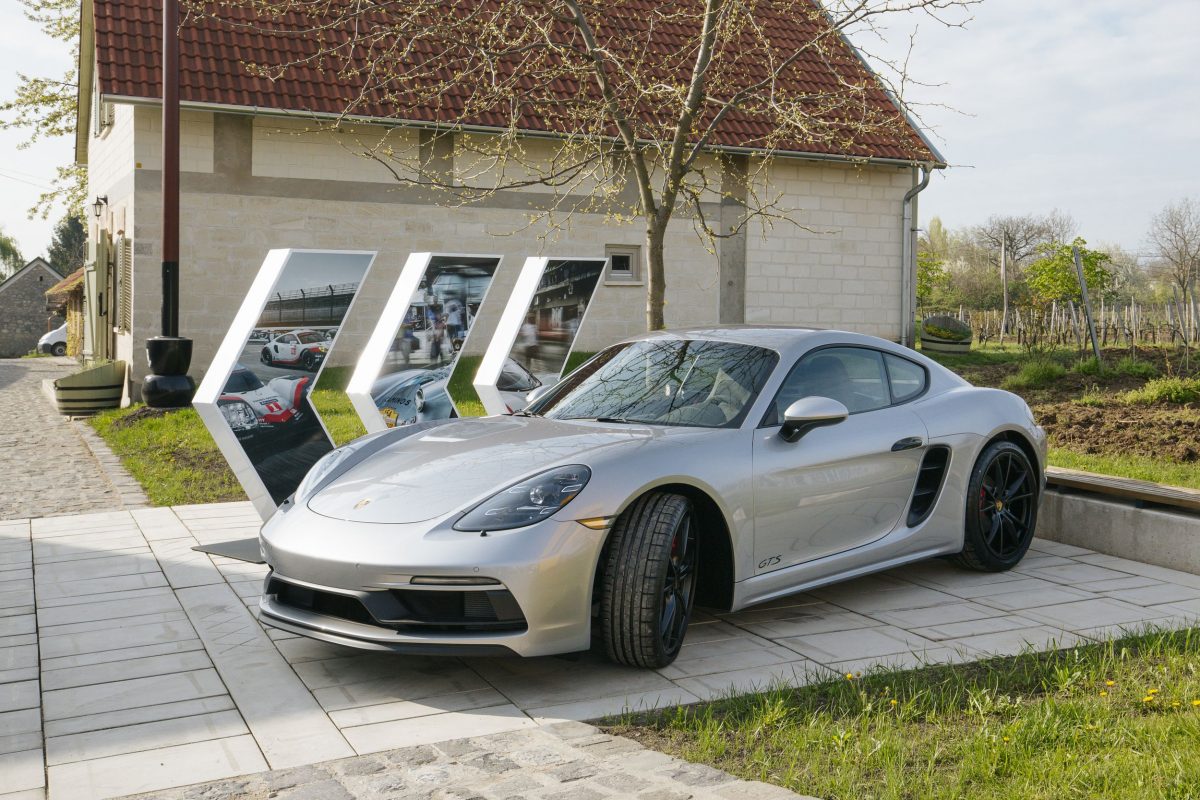 PORSCHE