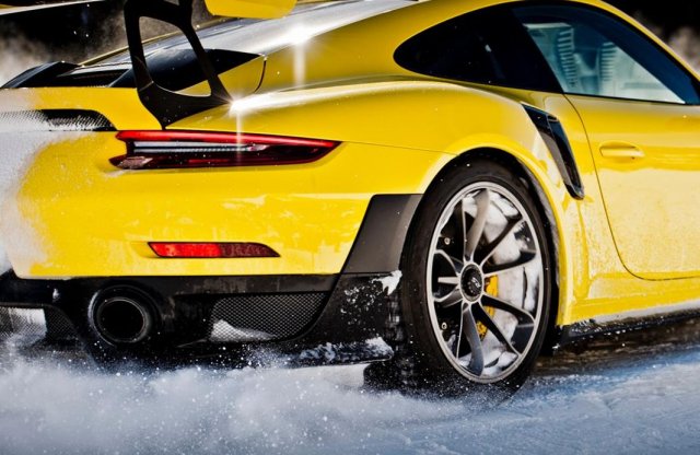 Jégbalett - Porsche 911 ST és GT2 RS táncol a jégen