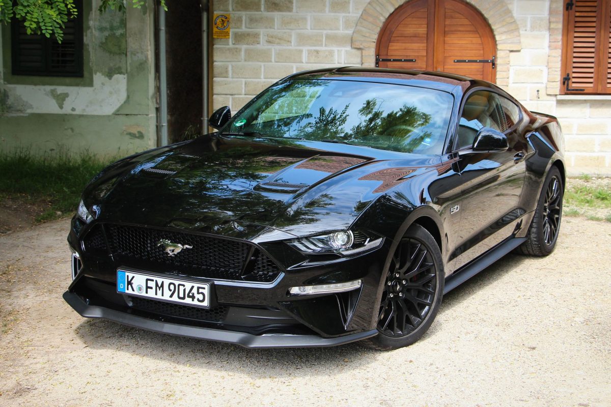 FORD MUSTANG