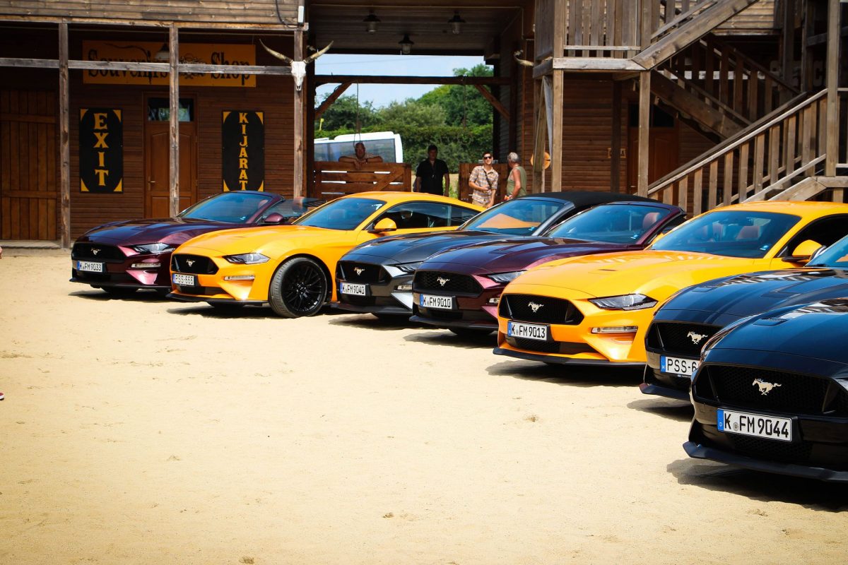 FORD MUSTANG