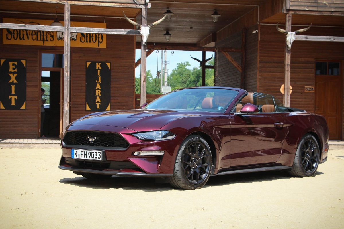 FORD MUSTANG