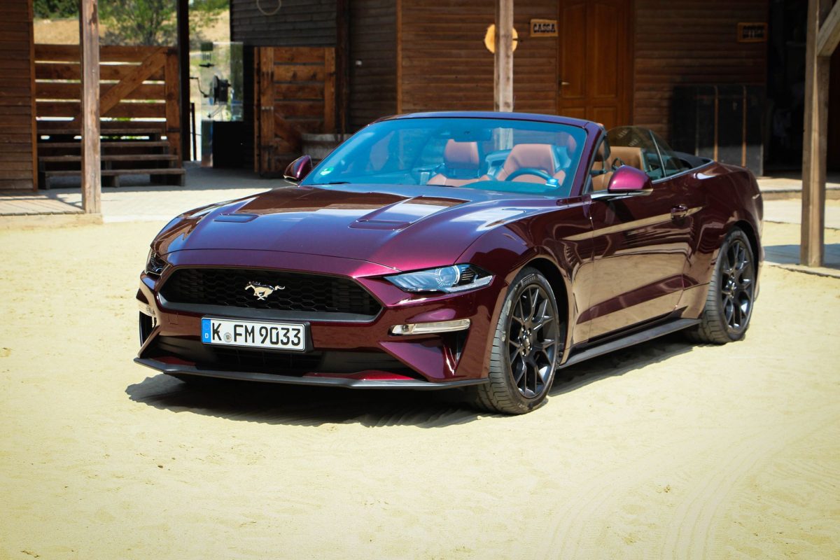 FORD MUSTANG