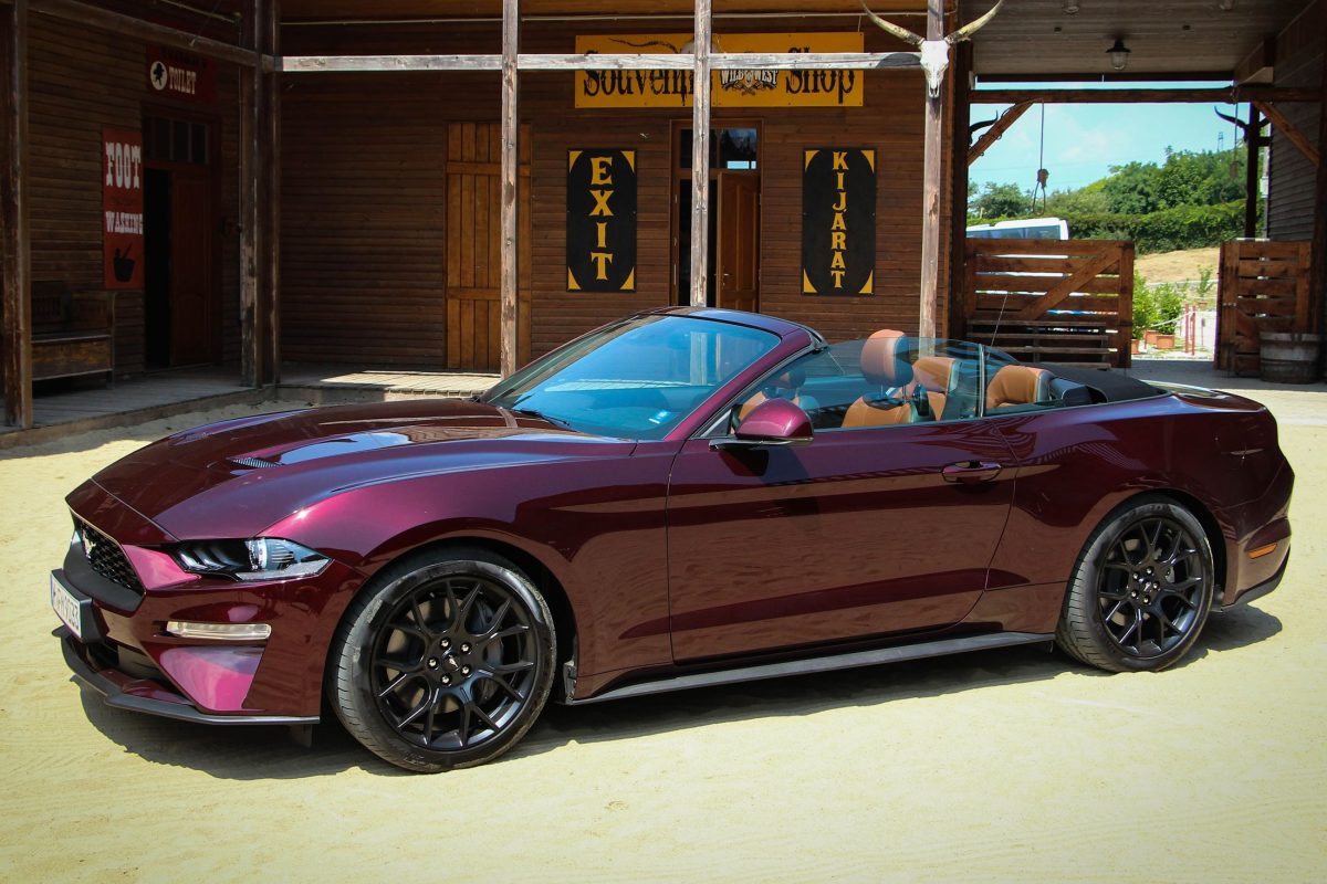 FORD MUSTANG