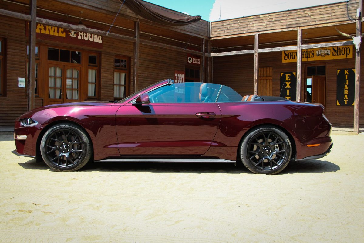 FORD MUSTANG