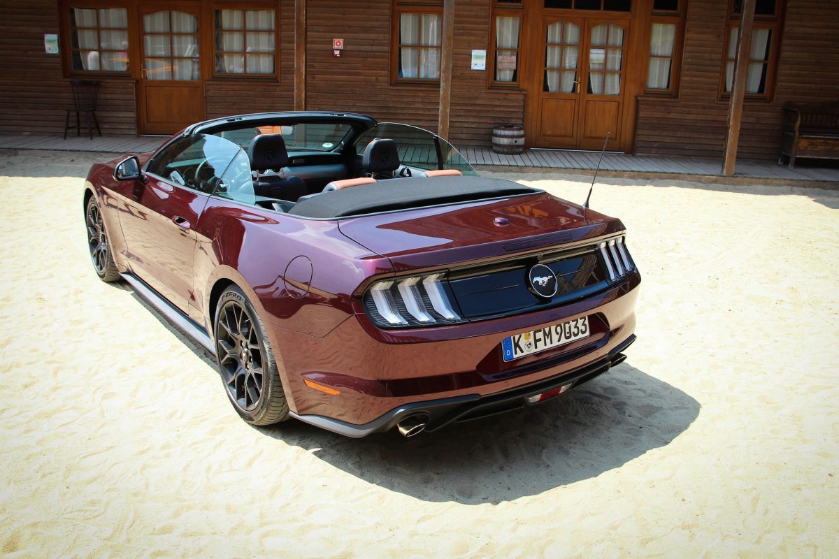 FORD MUSTANG