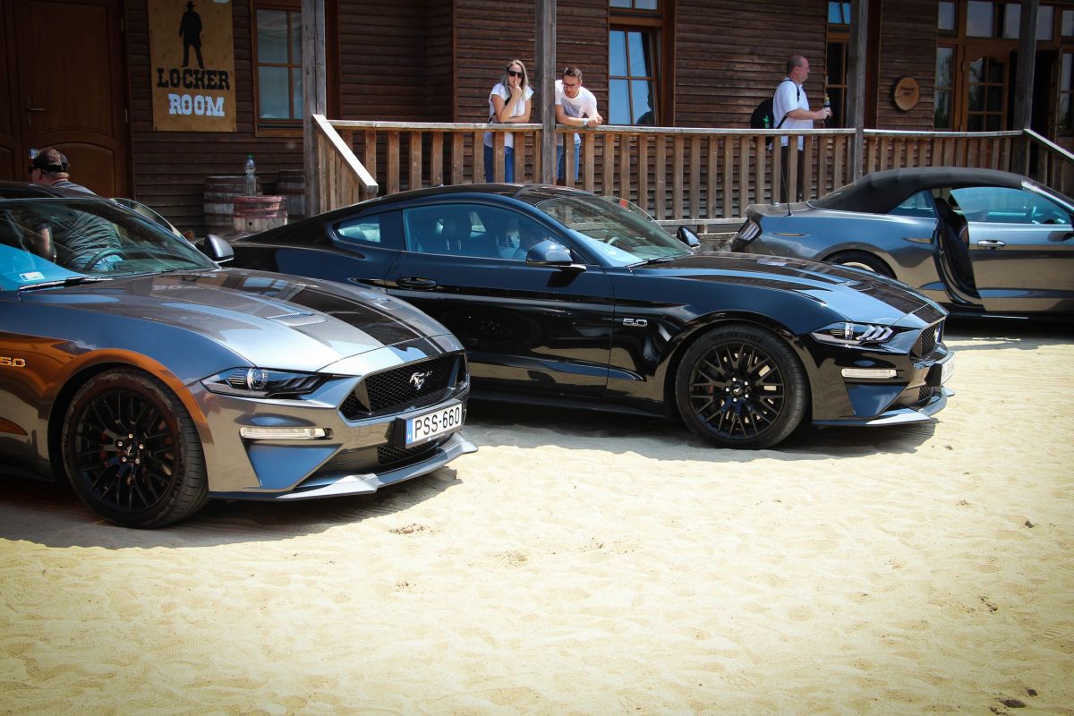 FORD MUSTANG