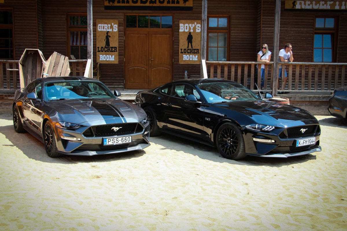FORD MUSTANG