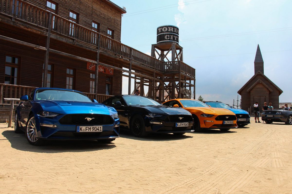 FORD MUSTANG