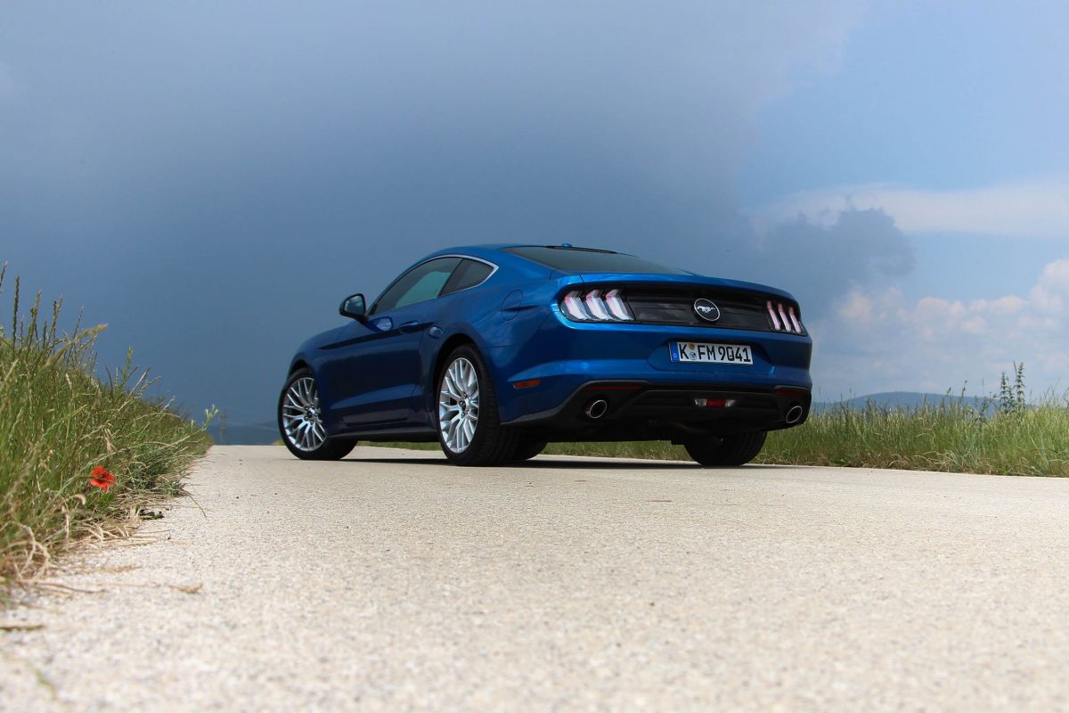 FORD MUSTANG