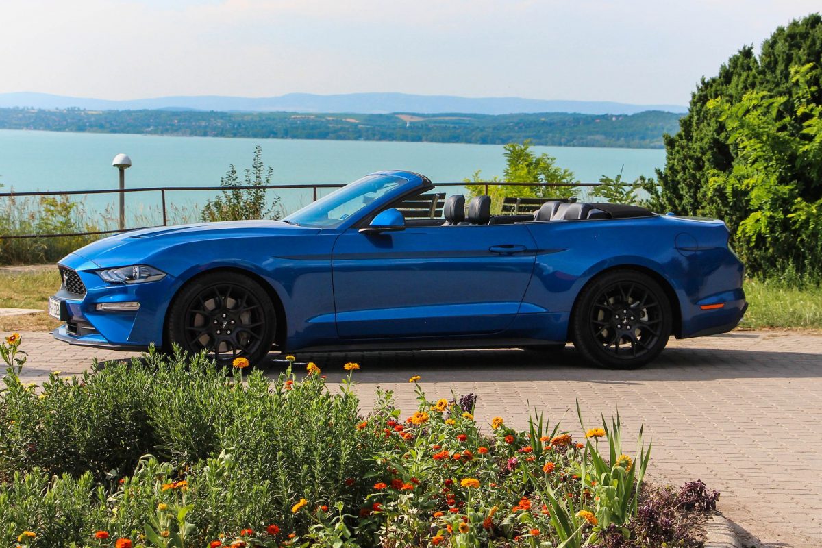 FORD MUSTANG