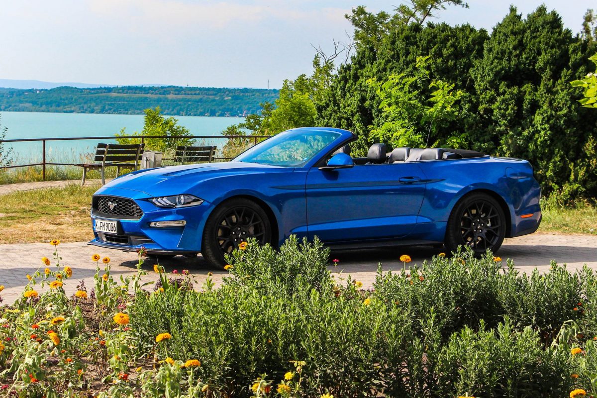 FORD MUSTANG