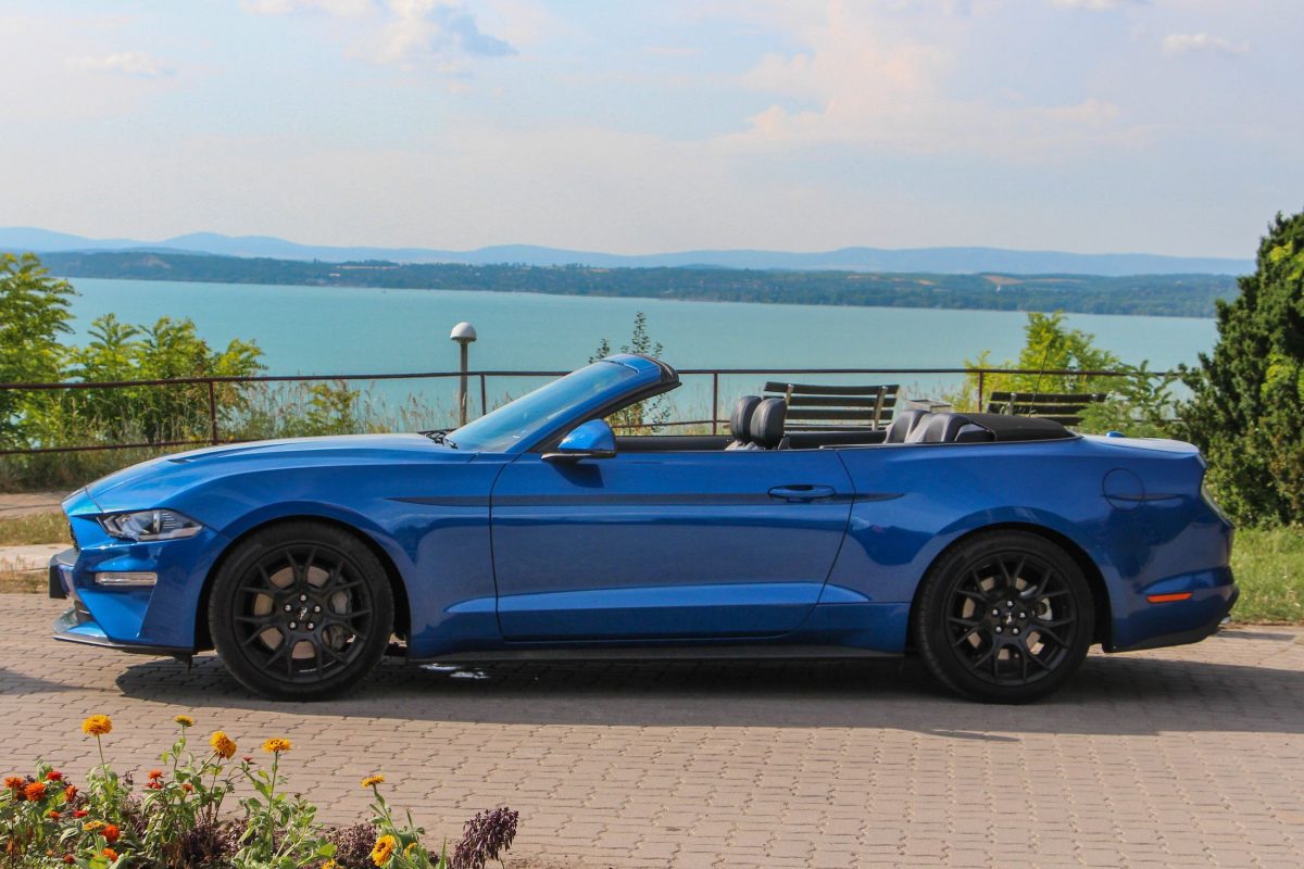 FORD MUSTANG