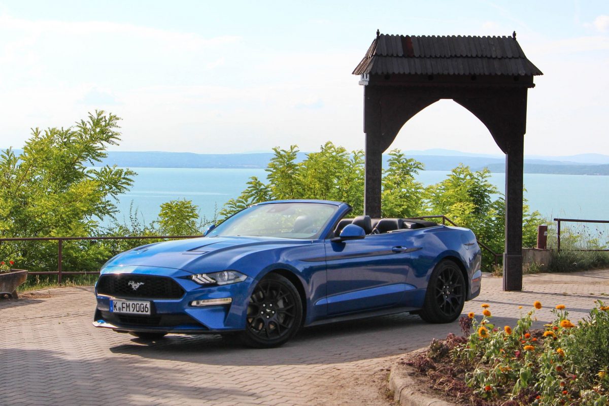 FORD MUSTANG