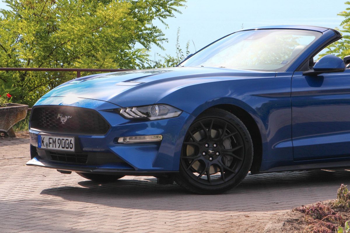 FORD MUSTANG