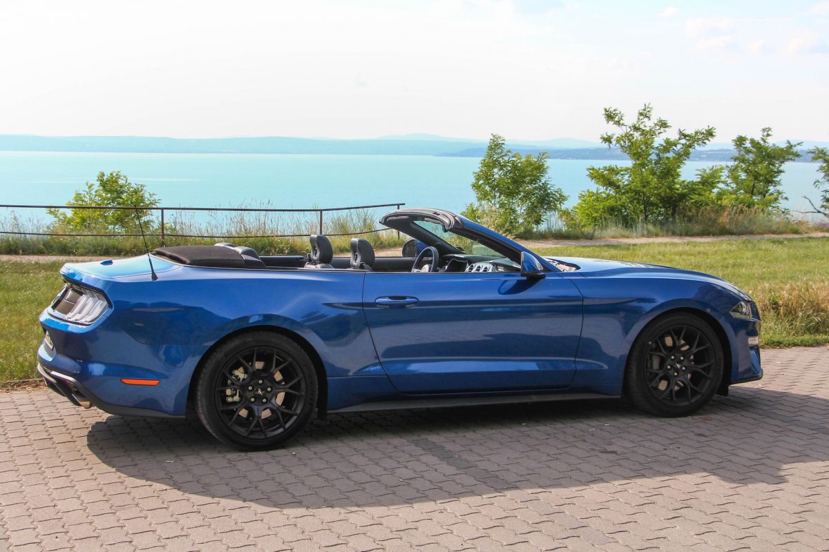 FORD MUSTANG