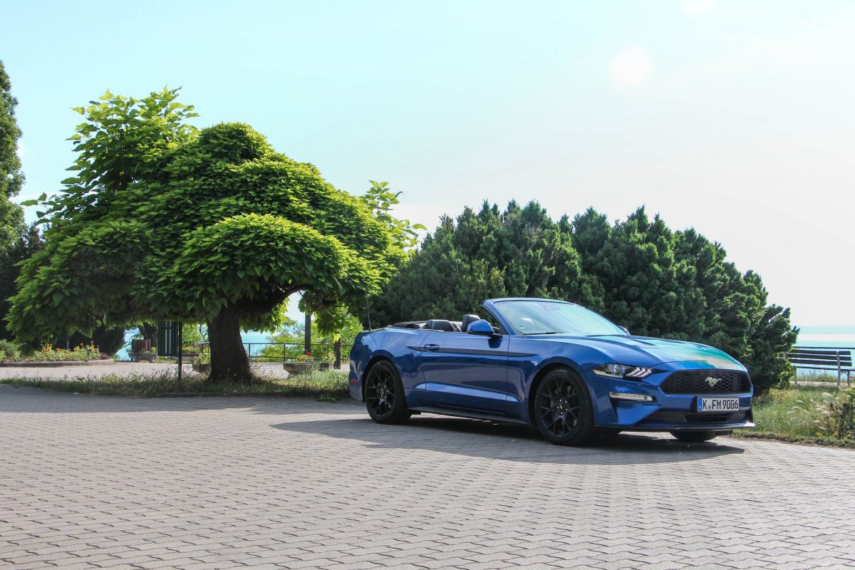 FORD MUSTANG